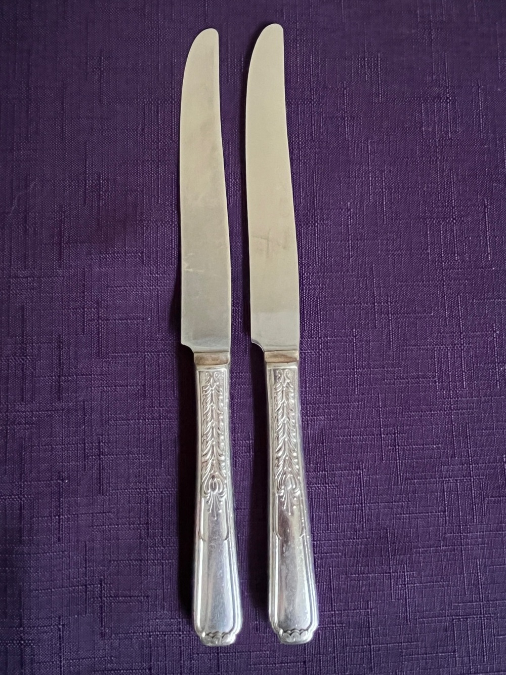Set of 2 Vintage Wm. Rogers Silverplate Dinner Knives New French Hollow Pattern